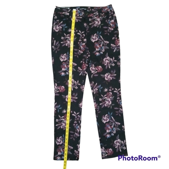 Bandolino Amy Black Floral Print Modern Straight Leg Stretch Jeans. Size 8 - Picture 5 of 15